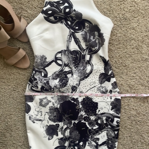 Chic Monochrome Floral Mini Dress - Picture 10 of 12